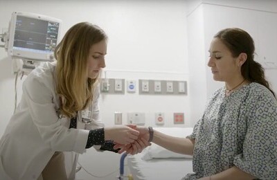 Кодирование Аквилонг в Новошахтинске Врач держит пациентку за руку